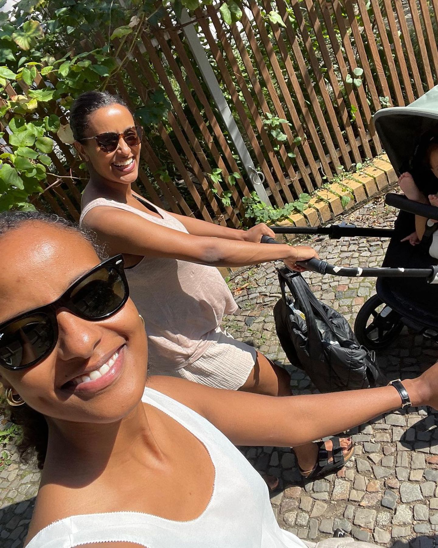 Promi-Eltern: Sara Nuru mit Schwester und Baby unterwegs