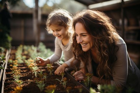 Crunchy Mom: Mama macht Gartenarbeit mit Kind
