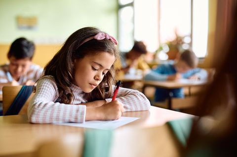 Hochbegabung erkennen: Schulmädchen macht Hausaufgaben