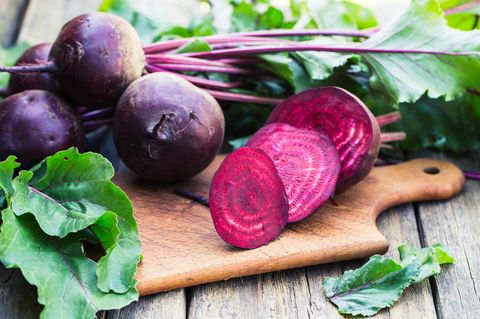 Rote Beete in der Schwangerschaft: Rote Beete auf einem Holzbrett