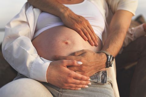 Haptonomie: Person legt ihre Hände auf den Bauch einer Schwangeren