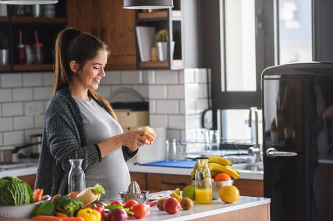 Louwen Diät: Schwangere Frau steht in der Küche