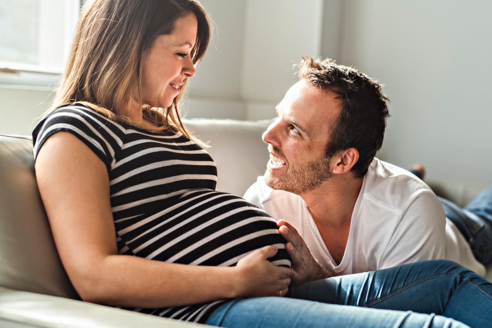 Elterngeldgrenze: Paar freut sich über Schwangerschaft