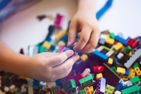 Kind spielt mit Lego-Steinen