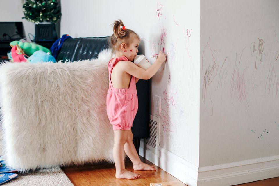 Permissiver Erziehungsstil: Mädchen malt an Wände