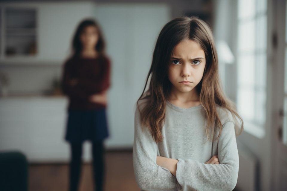 Mit Frust umgehen: Mädchen schaut verärgert