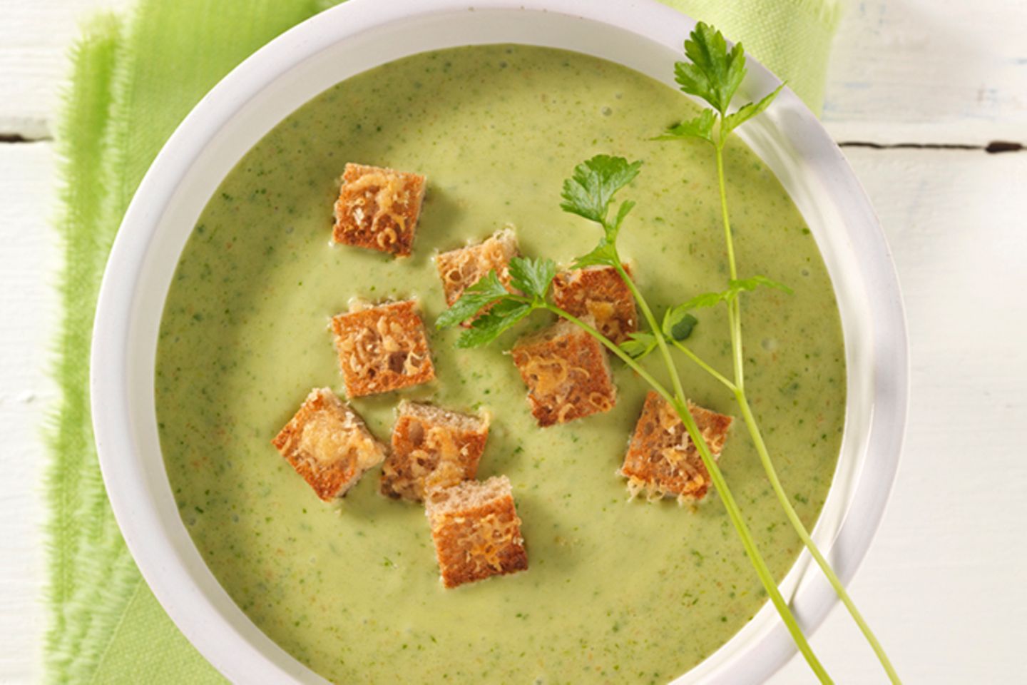 Mami-Rezept: (Wild-)Kräutersuppe mit Käsecroûtons | Eltern.de Mami-Rezept: (Wild-)Kräutersuppe mit Käsecroûtons | Eltern.de