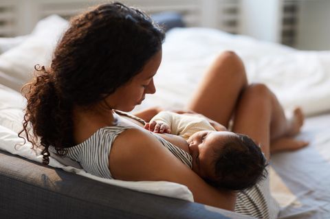 Milchspendereflex: Baby trinkt an Brust der Mutter