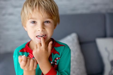 Wackelzahn: Junge zeigt seine Zahnlücke