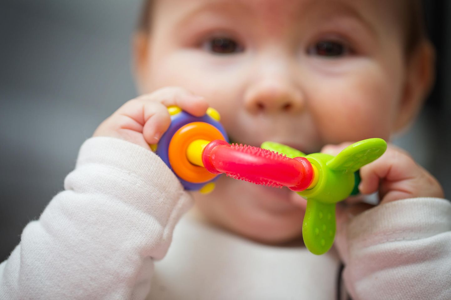 Weichmacher in Kinderurin: Kind mit Plastikspielzeug
