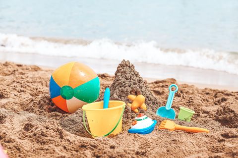Strandspielzeug: Wasserball und Sandspielzeug am Strand