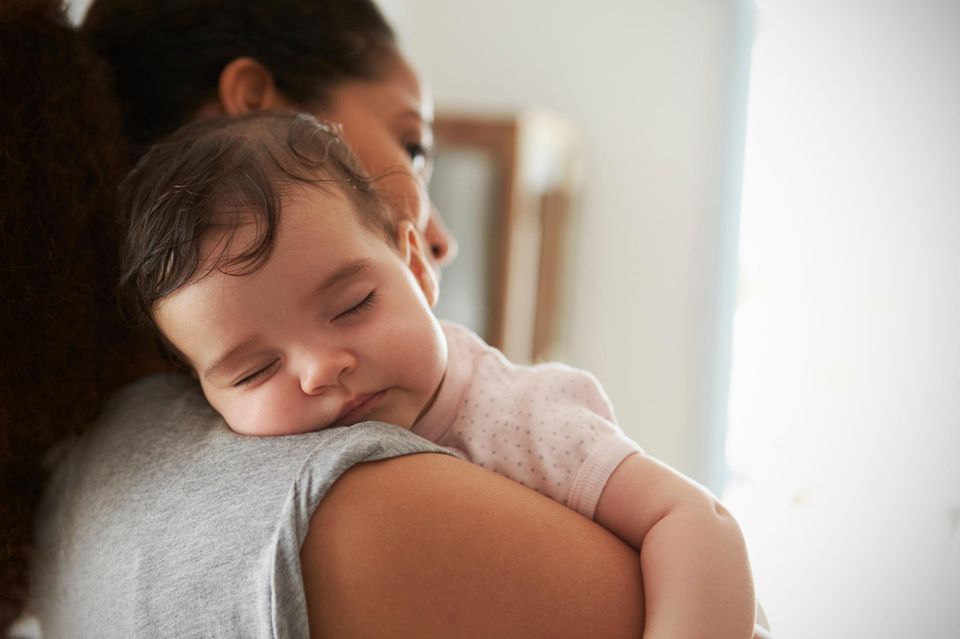 Einschlafstillen abgewöhnen: Baby schläft auf Mamas Schulter