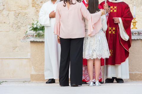 Glückwünsche zur Firmung: Kind vor dem Altar