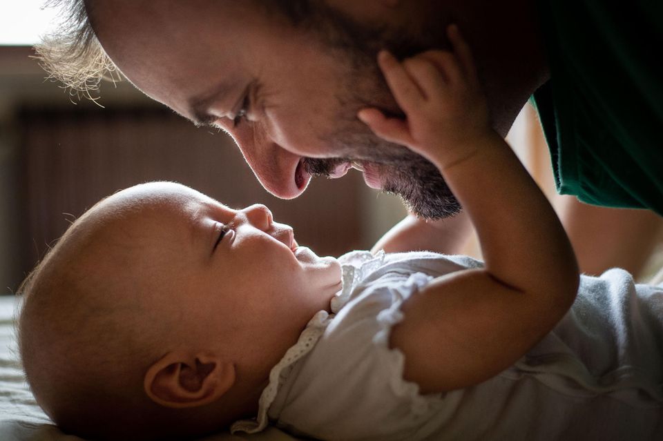 9 Dinge, die Väter niemals erleben werden: Vater mit Baby