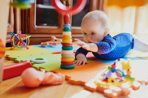 Tummy Time: Ein Baby verbringt Bauchzeit auf einer bunten Spielmatte