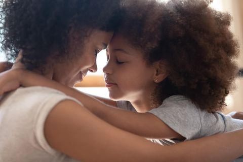 Hochsensibilität bei Eltern: Hochsensible Mutter kuschelt mit ihrer Tochter