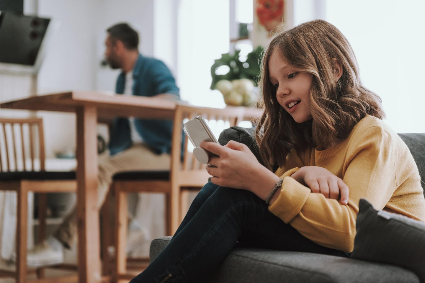 Vorpubertät: Mädchen Sitzt Am Handy