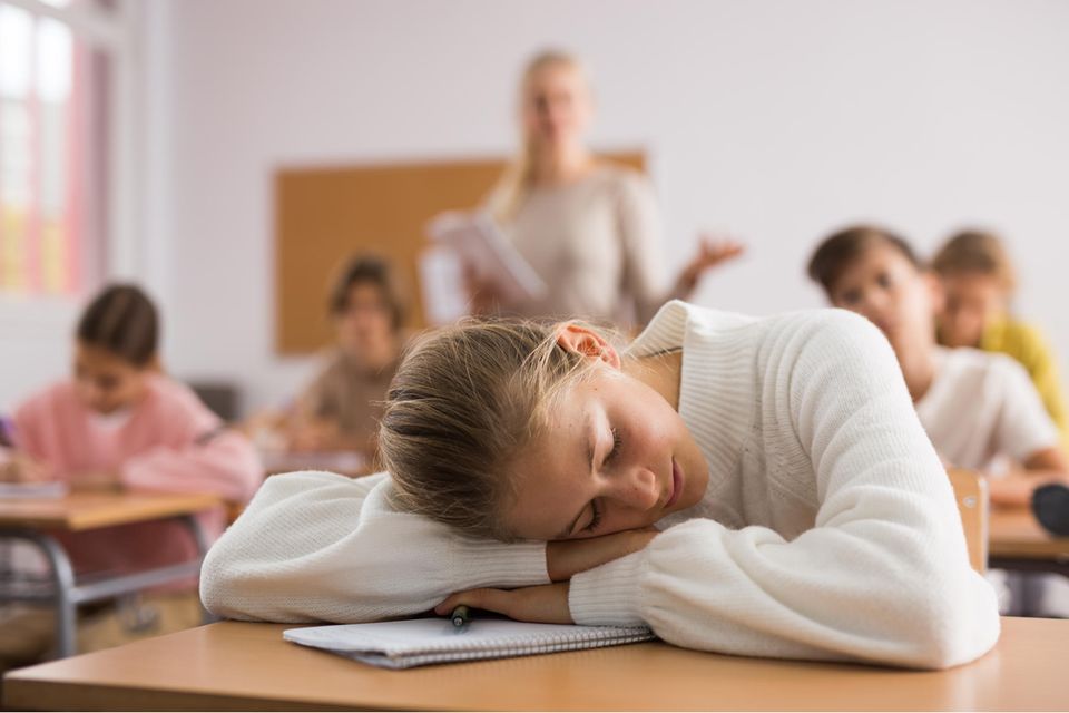 schlafende-schülerin-kopf-auf-tisch-im-unterricht