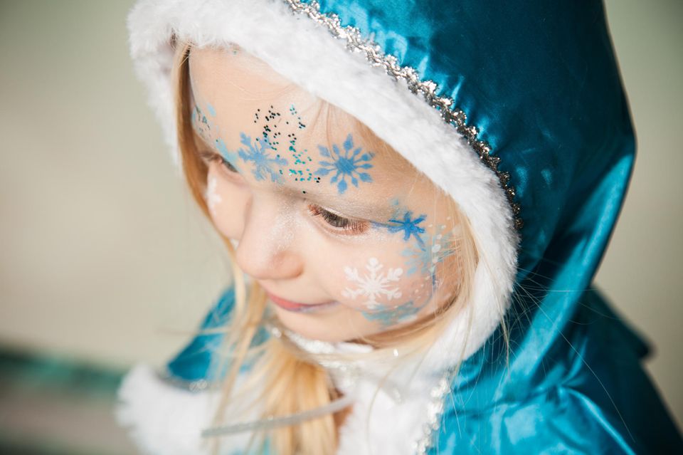 Warum lieben Kinder Eiskönigin Elsa: Kind im Elsa-Kostüm