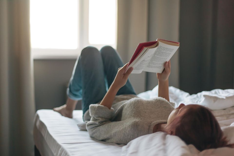 Deutscher Jugendliteraturpreis: Teenager-Mädchen liegt lesend auf dem Bett.