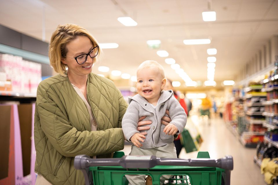Produkte, die wir durch die Kindern lieben gelernt haben: Mama mit Baby im Einkaufswagen