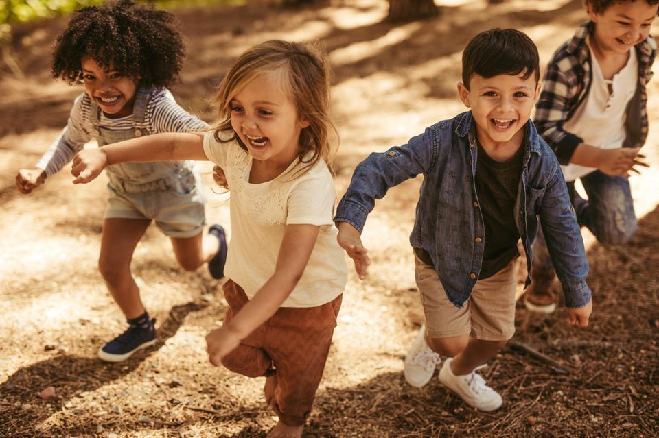 Ideen Waldkindergeburtstag: Kinder spielen im Wald