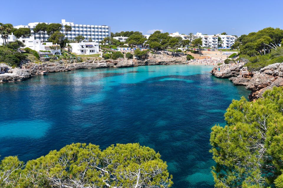 Mallorca mit Kindern: Ein Blick auf die Bucht von Cala d'or