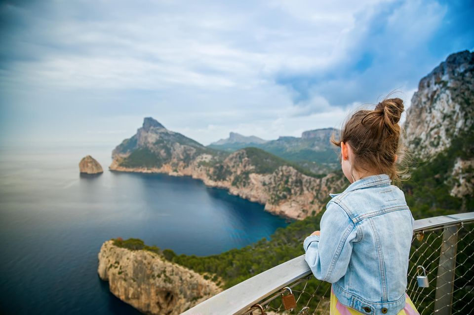 Mallorca mit Kindern: Mädchen von hinten am Aussichtspunkt Cap Formentor.
