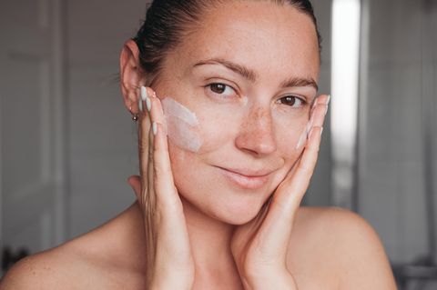 Abschminken ist mit Sonnenschutz der wichtigste Schritt in der Beauty-Routine – so bringt ihr ihn abends schnell hinter euch.