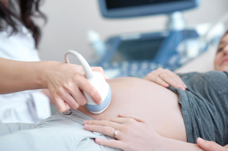 Ab wann Ultraschall über den Bauch? Schwangere beim Ultraschall