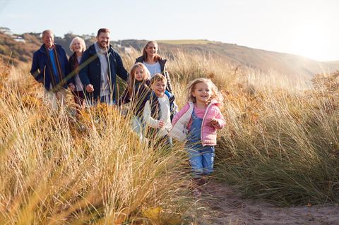 familie-mit-großeltern-in-den-dünen
