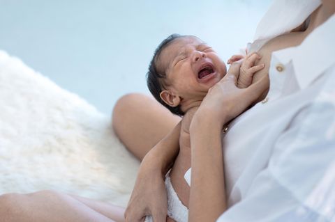 Saugverwirrung: Neugeborenes weint an der Brust