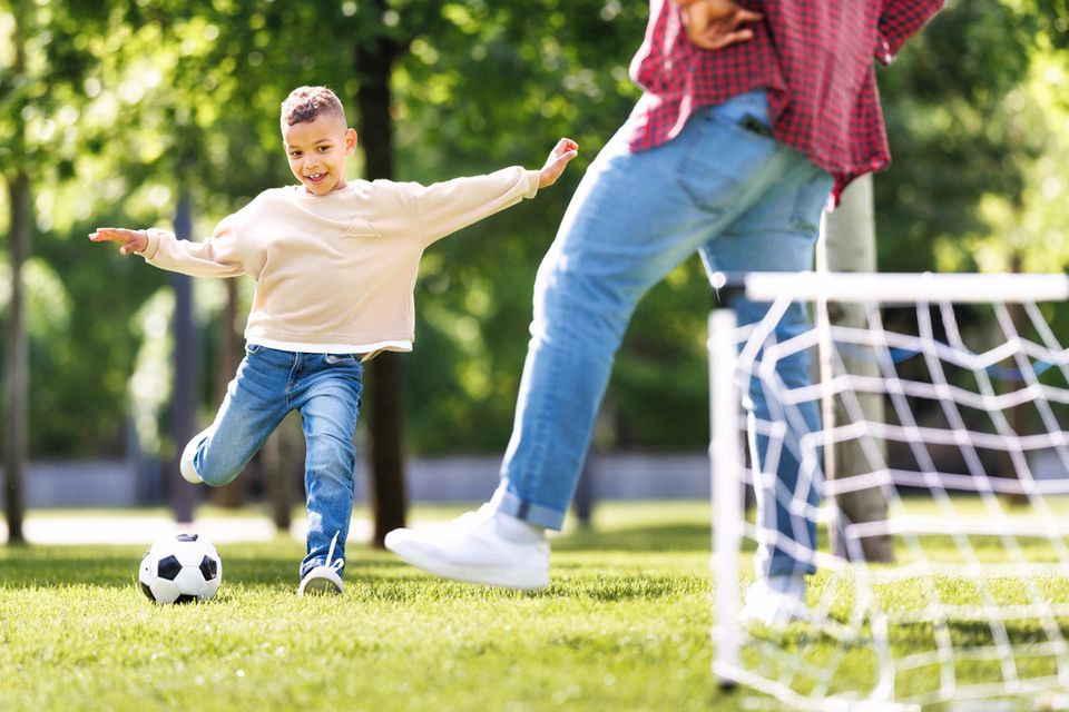 Fußballtor für Kinder: Vater und Sohn spielen zusammen Fußball