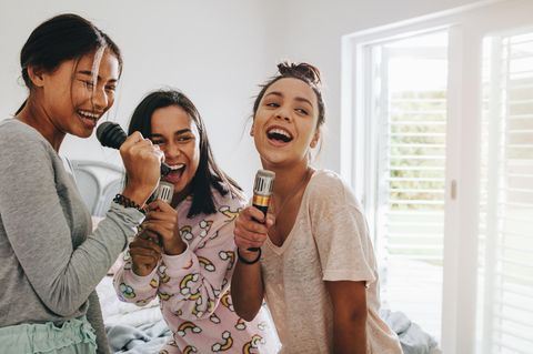 Teenagergeburtstag: Drei Teenie-Mädchen singen Karaoke