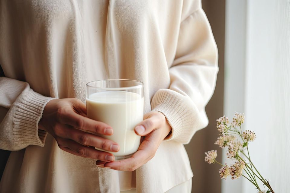 TikTok-Trend: Frau hält Milchglas