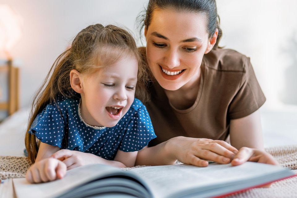 Kinderbücher ab 5: Mutter und Kind lesen ein Buch