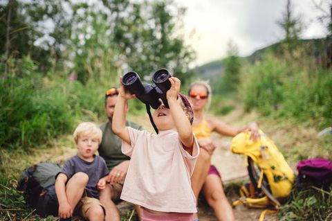 familie-beim-wandern-junge-mit-fernglas