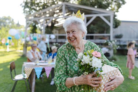 Geschenke für Oma: Großmutter freut sich über Blumenstrauß