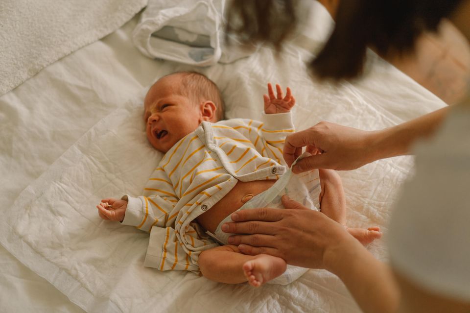 Wunder Po bei Babys: Säugling weint beim Windeln wechseln