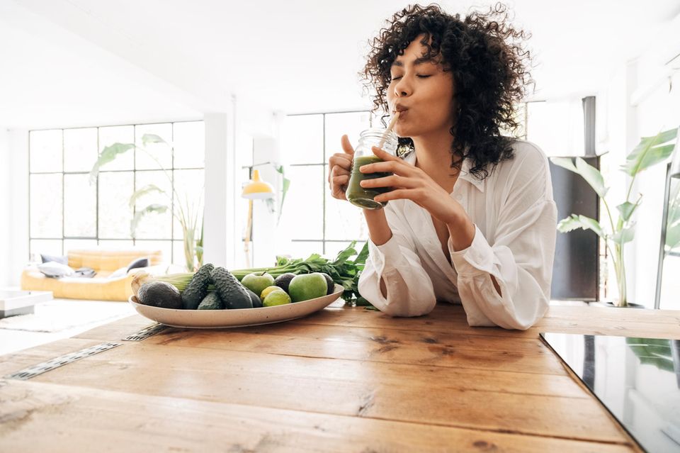 Gebärmutterschleimhaut aufbauen: Frau trinkt Smoothie