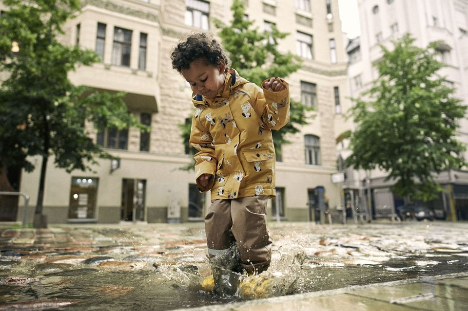 Yeah! Hinein in die Pfütze! Die optimale Kleidung hält Kinder trocken