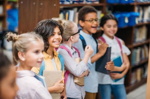 Deutscher Kinderbuchpreis 2024: Kinder freuen sich über Bücher