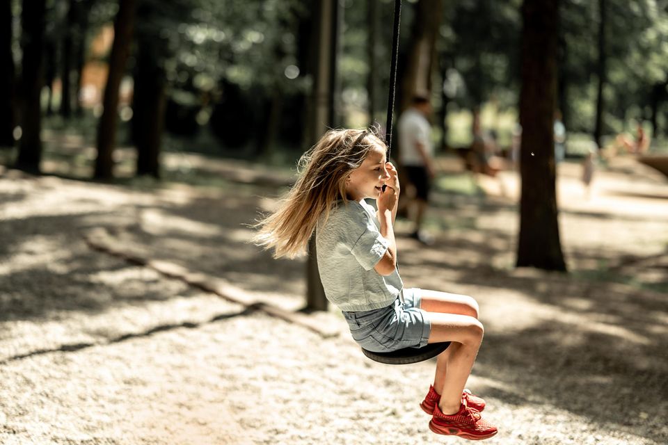 mädchen-draußen-auf-einem-spielplatz