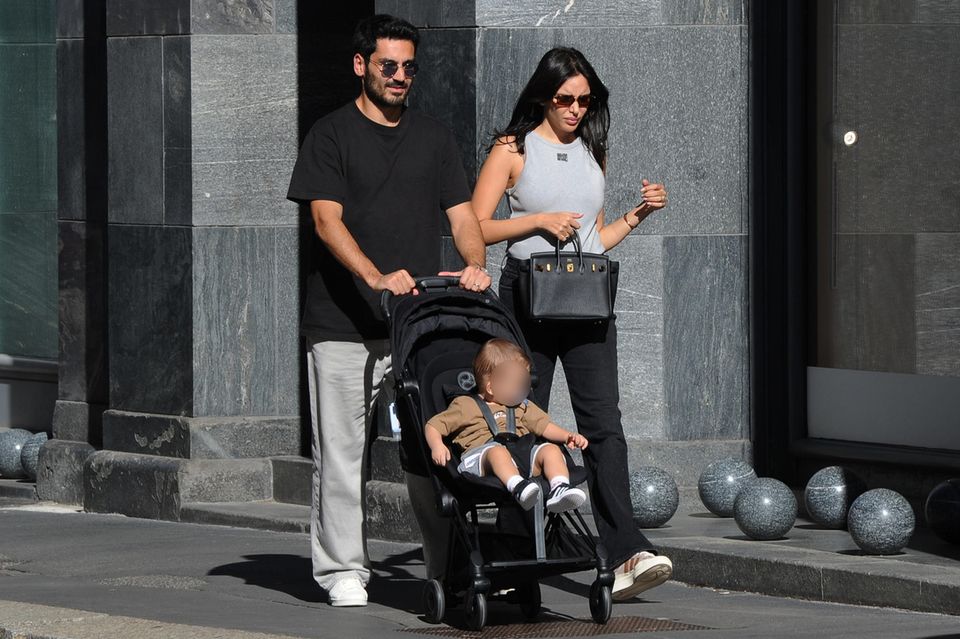 Kinderwagen der Stars: Ilkay Gündoğan mit Sara Arfaoui und Baby Kais