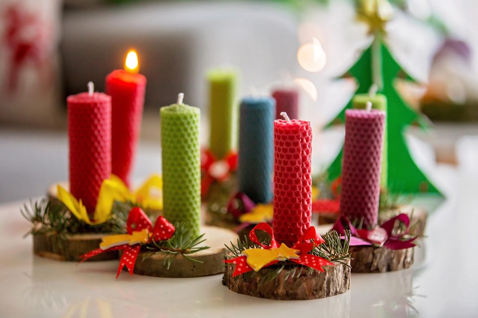 Weihnachtsgeschenke basteln mit Kindern: bunte gerollte Bienenwachskerzen