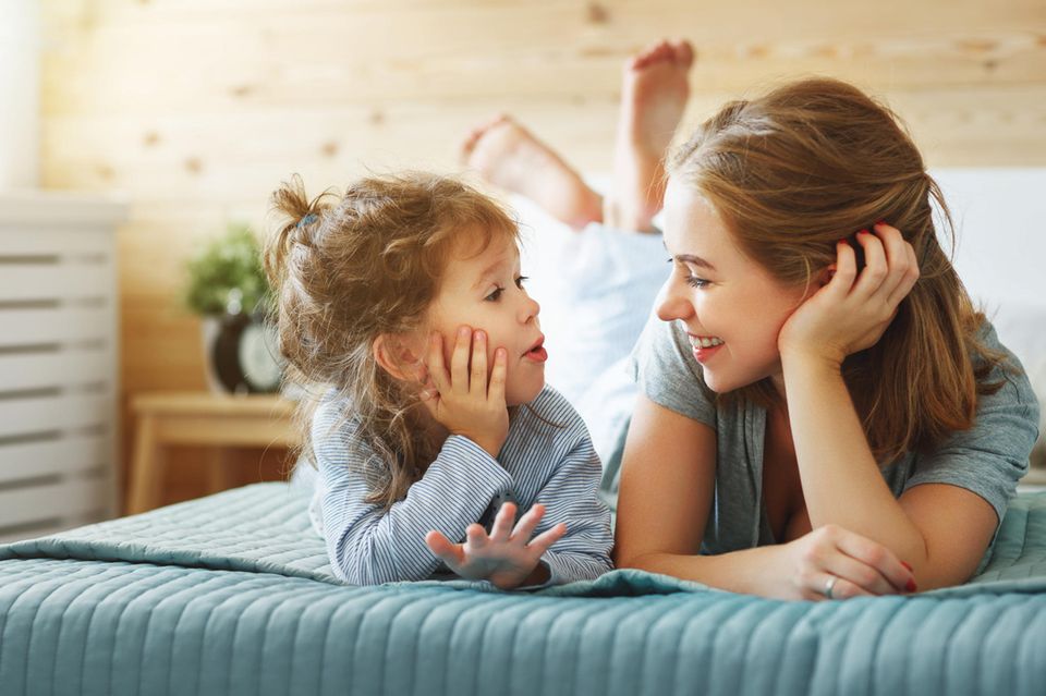Mutter und Tochter unterhalten sich
