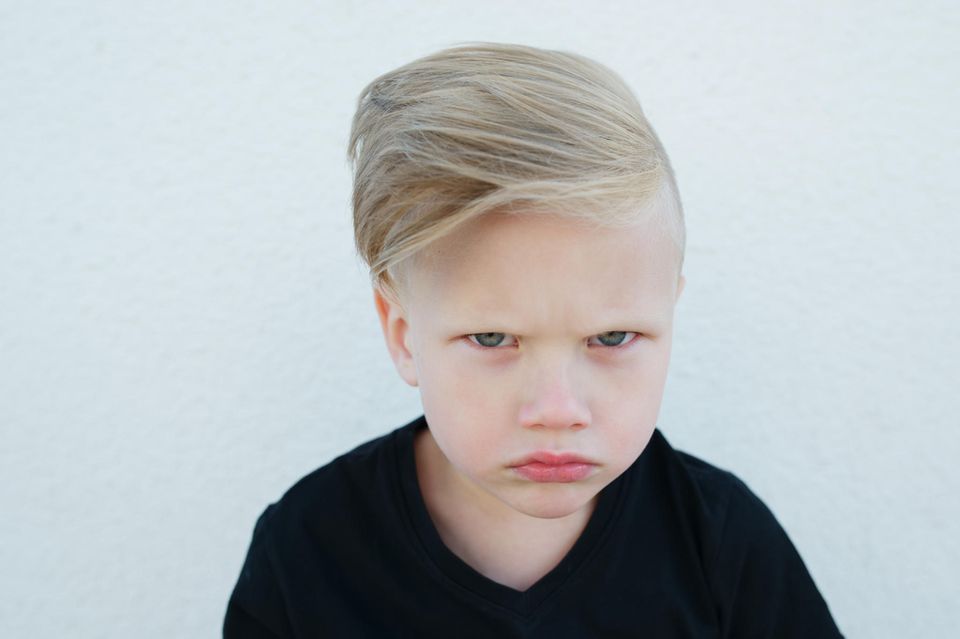 Kleiner Junge guckt böse