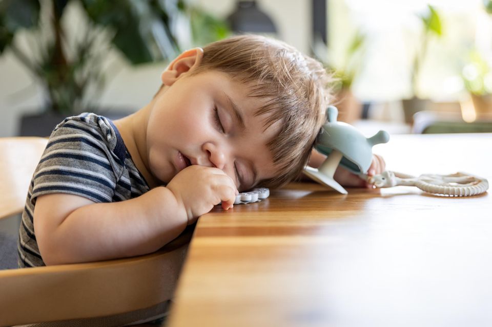 Wie lange benötigen Kinder einen Mittagsschlaf? | Eltern.de