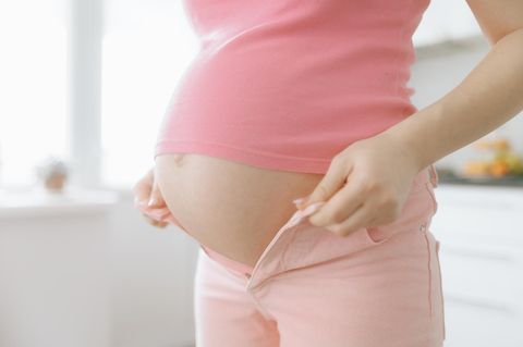 Im Video zeigen wir dir zwei Möglichkeiten, wie du deine Hosen trotz wachsendem Babybauch noch länger tragen kannst.