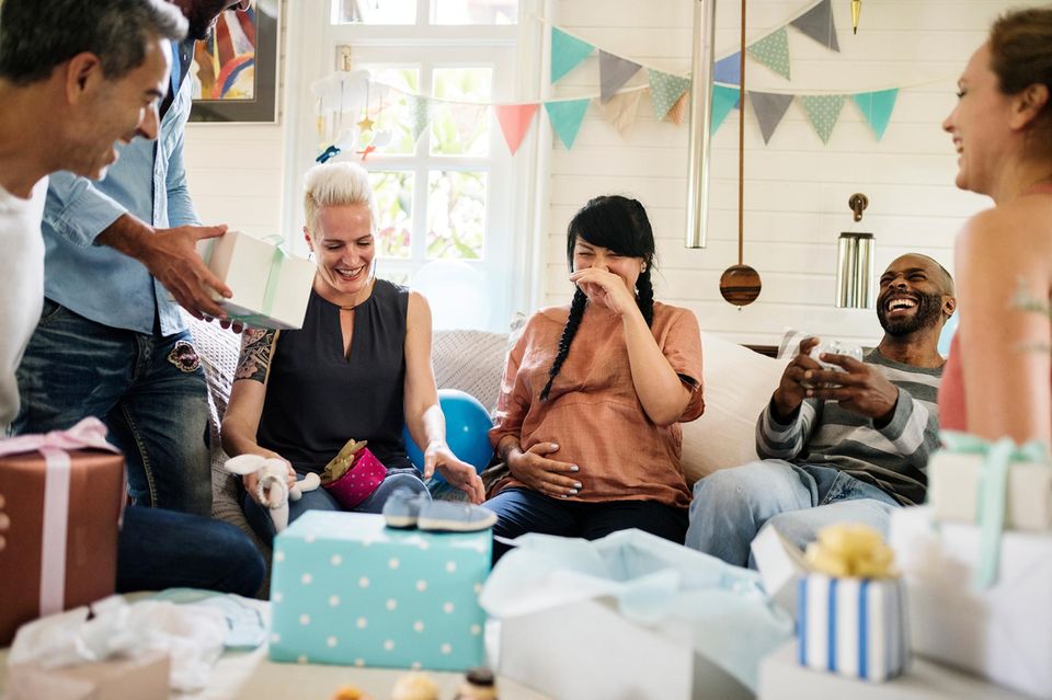 Baby Shower: Freunde feiern zusammen